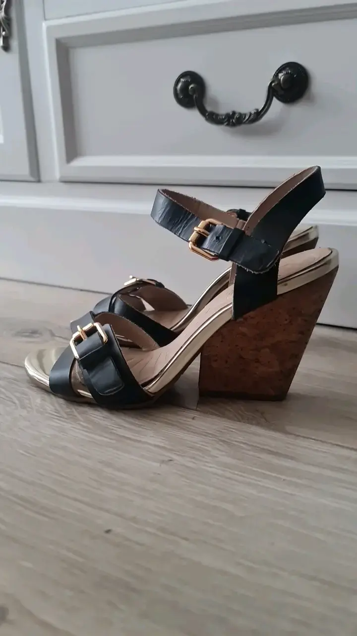 Sandalias de Cuña Negras con Hebillas Doradas - 3