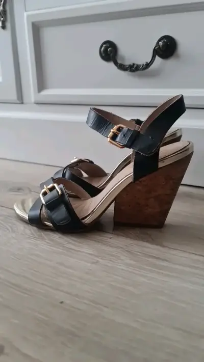 Sandalias de Cuña Negras con Hebillas Doradas - miniatura 3