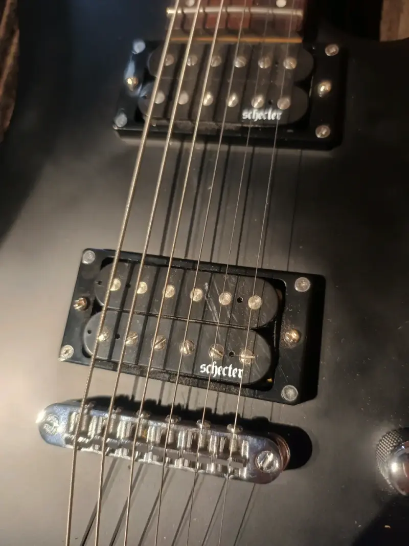 Guitarra eléctrica Schecter negra - 3
