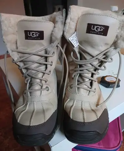Botas de invierno UGG Australia beige con forro de lana - miniatura 1