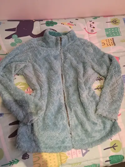 peludito talla L celeste con cierre y bolsillos - miniatura 1