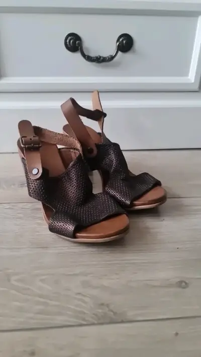 Sandalias de tacón alto marrón para mujer - miniatura 1