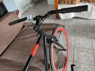 Bicicleta Urbana Negra Con Detalles Rojos - miniatura 1