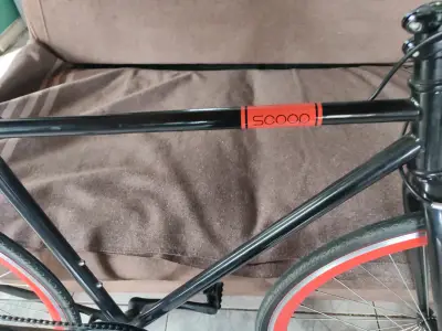 Bicicleta Urbana Negra Con Detalles Rojos - miniatura 2