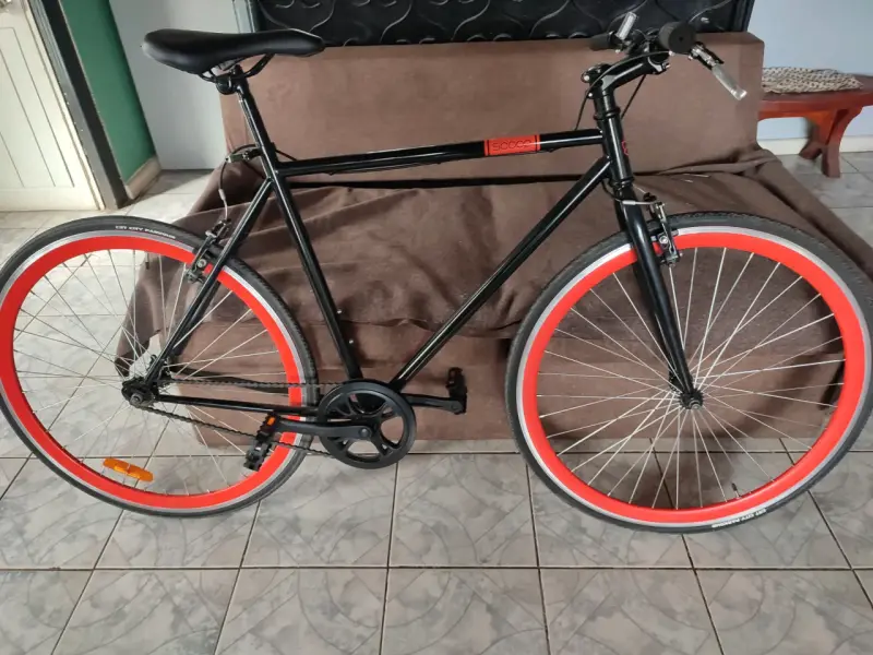 Bicicleta Urbana Negra Con Detalles Rojos - 3