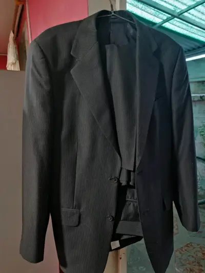 Traje de hombre negro a rayas - miniatura 1
