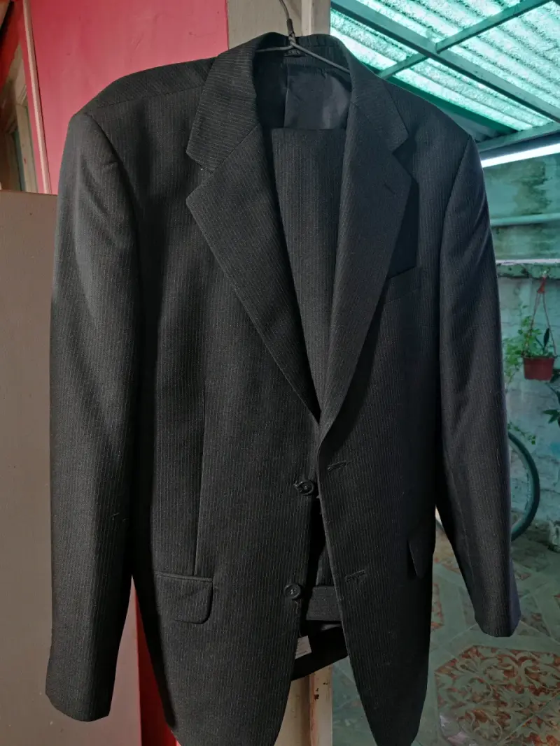 Traje de hombre negro a rayas - 2