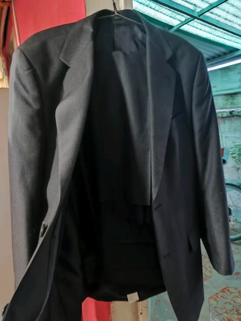 Traje de hombre negro a rayas - 3