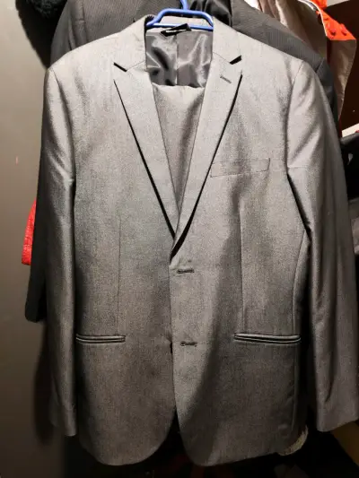 Traje gris elegante para hombre - miniatura 1
