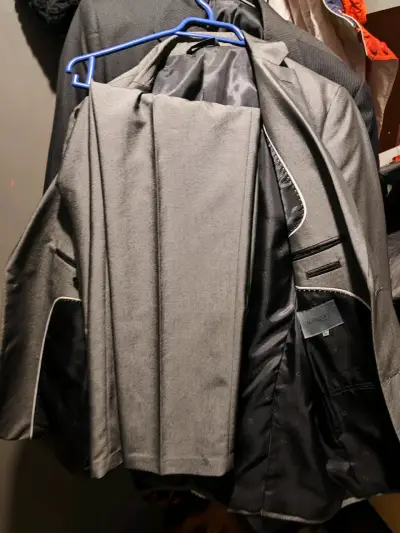 Traje gris elegante para hombre - miniatura 2