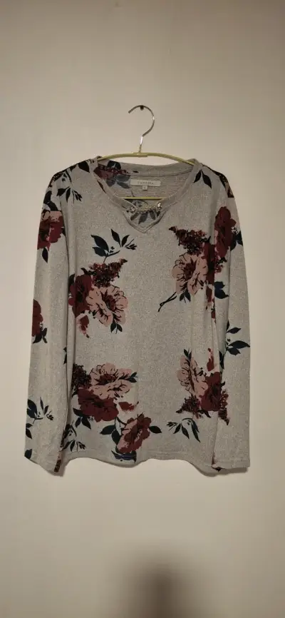 Polera floral gris con detalles de perlas Viaressa - miniatura 1