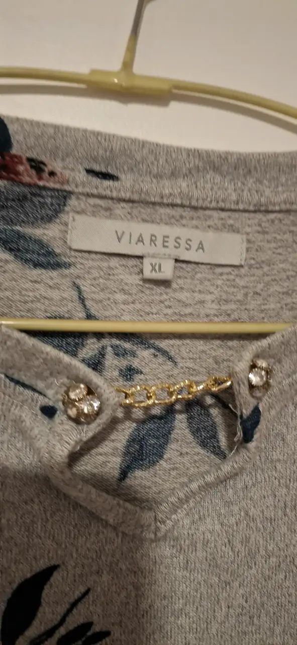 Polera floral gris con detalles de perlas Viaressa - 2