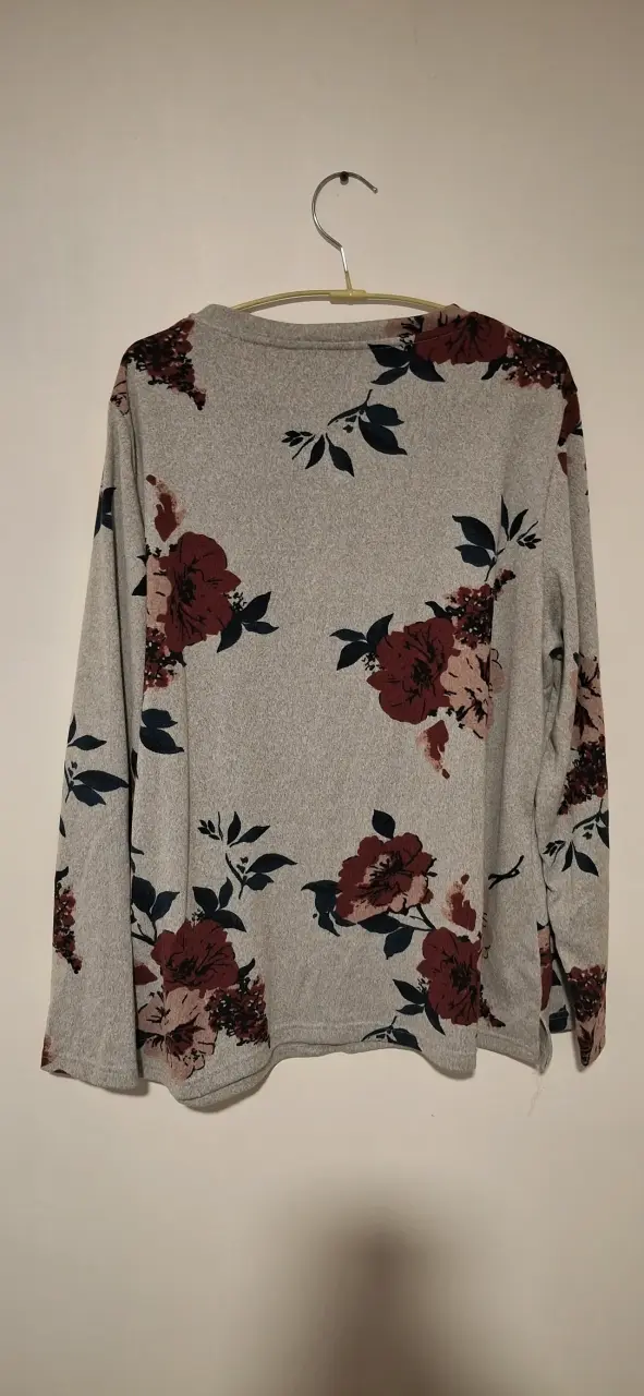Polera floral gris con detalles de perlas Viaressa - 3