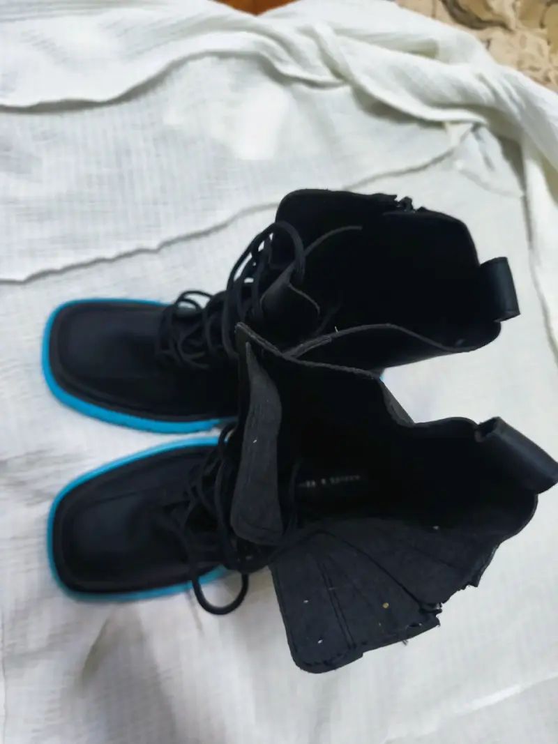 Botas negras con suela azul con botas café nuevas - 1