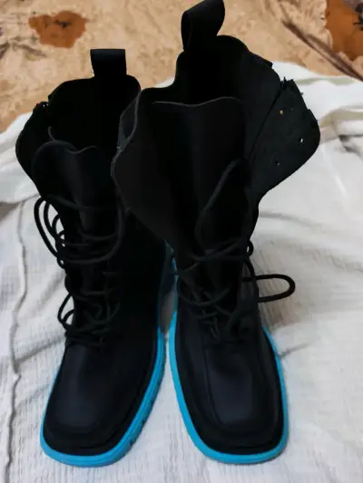 Botas negras con suela azul con botas café  nuevas - miniatura 2