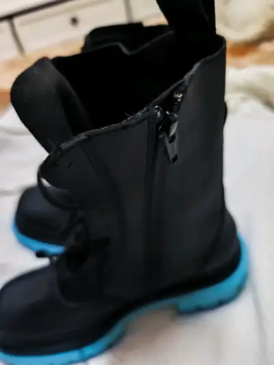 Botas negras con suela azul con botas café  nuevas - miniatura 3