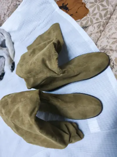 Botas negras con suela azul con botas café  nuevas - miniatura 6