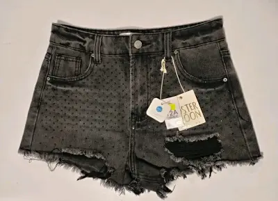 Shorts de mezclilla negros con detalles desgastados - miniatura 1