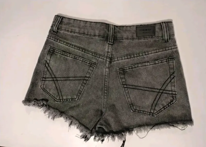 Shorts de mezclilla negros con detalles desgastados - 2