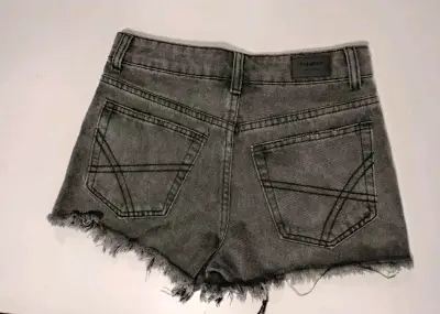 Shorts de mezclilla negros con detalles desgastados - miniatura 2