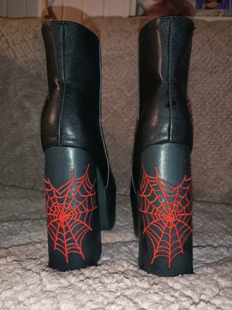 Botines negros con diseño de telaraña - 1