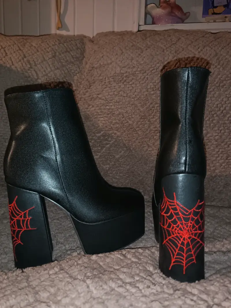 Botines negros con diseño de telaraña - 2