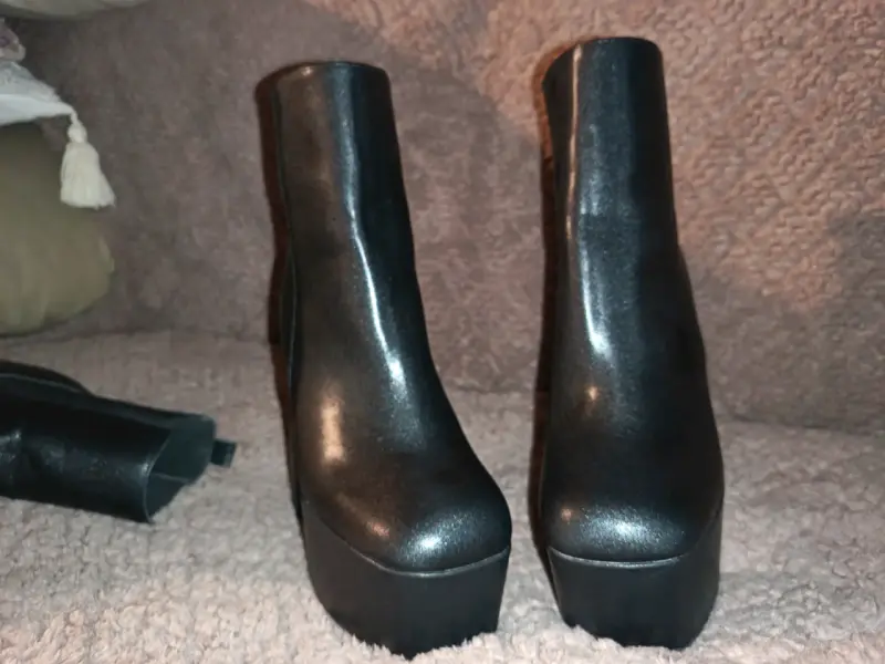 Botines negros con diseño de telaraña - 3