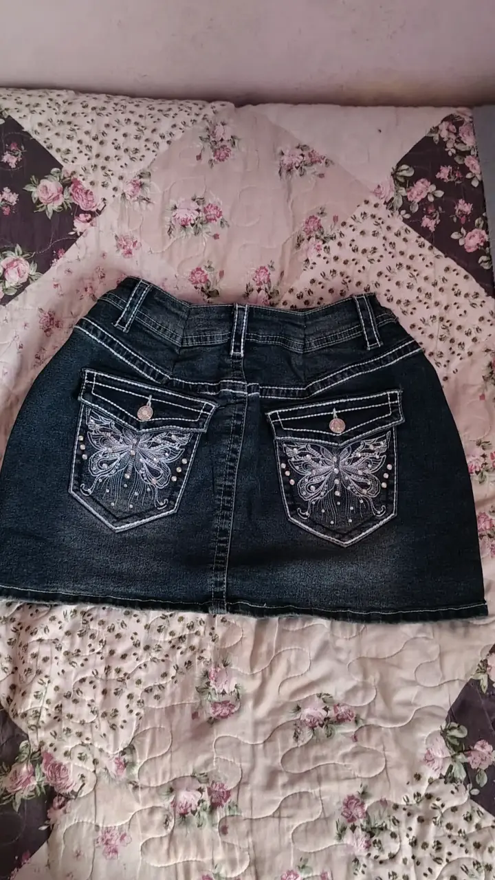 Falda de mezclilla azul con diseño bordado - 2