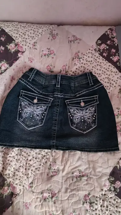 Falda de mezclilla azul con diseño bordado - miniatura 2