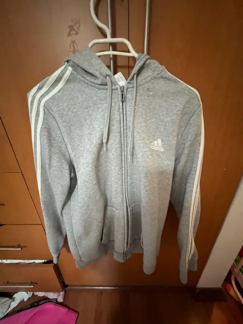 Polerón con capucha gris Adidas para hombre