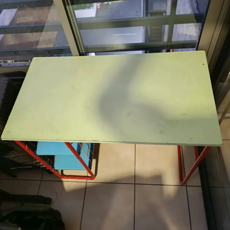 Escritorio de metal con estantes laterales - 3
