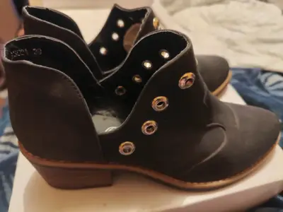Botines negros con detalles metálicos talla 39 - miniatura 3