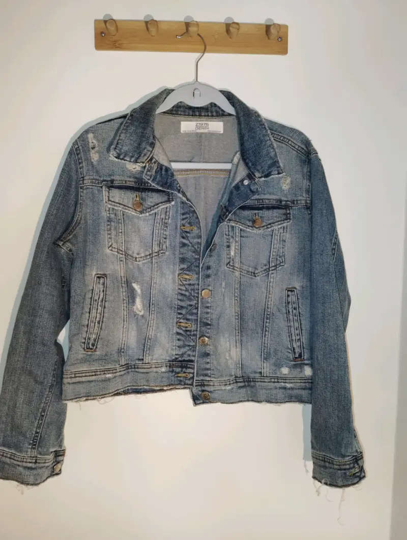 Chaqueta de mezclilla desgastada para mujer