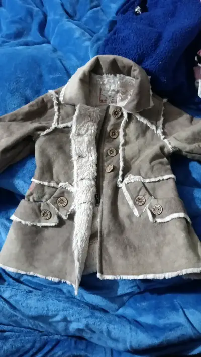 Abrigo de niña con diseño bordado - miniatura 1