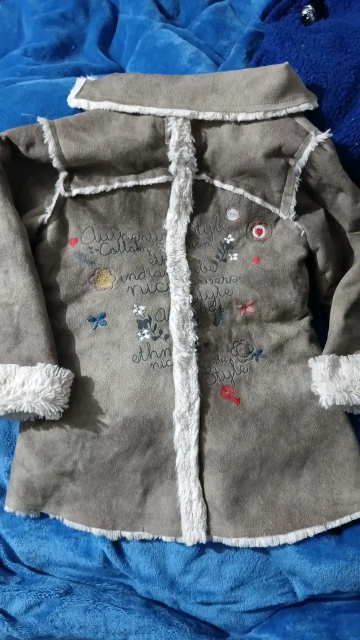 Abrigo de niña con diseño bordado - 2