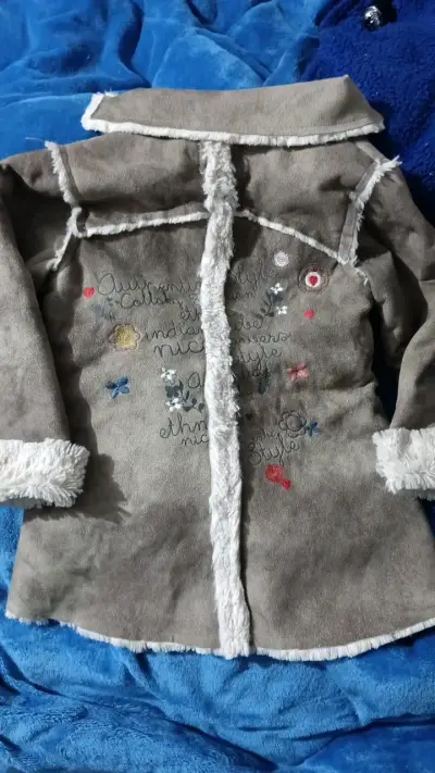 Abrigo de niña con diseño bordado - miniatura 2