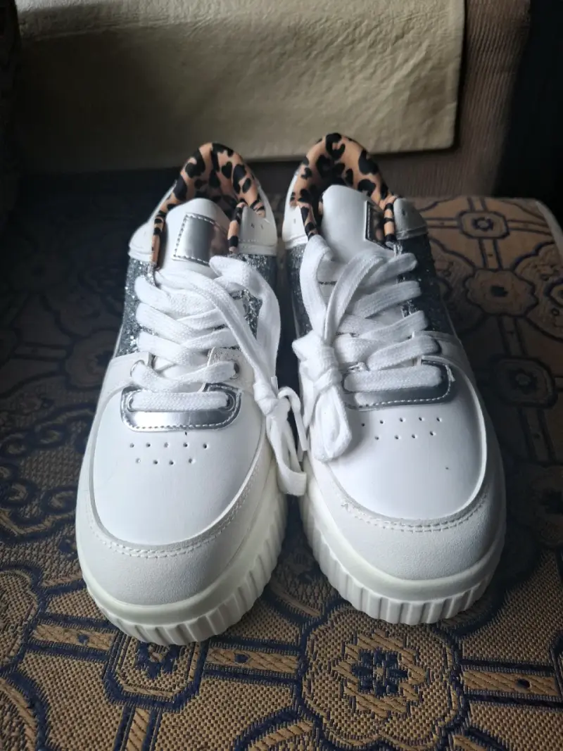 Zapatillas blancas nuevas, talla 38 - 1
