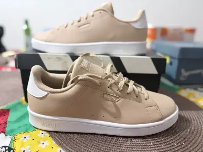 Zapatillas deportivas beige Adidas para hombre - miniatura 1
