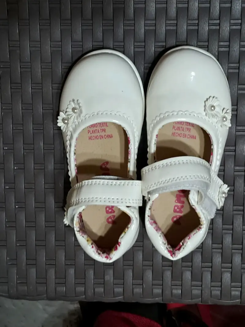 Zapatos de bebé blancos con flores decorativas - 1