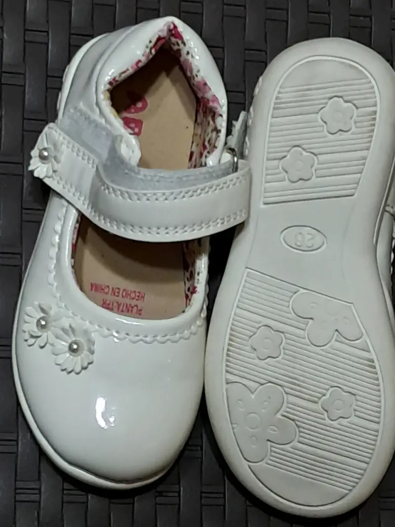 Zapatos de bebé blancos con flores decorativas - 2