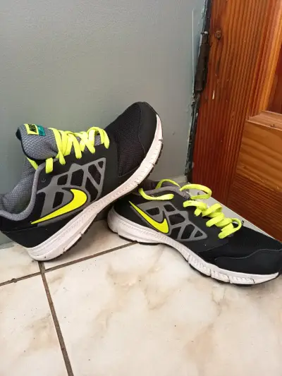 Zapatillas deportivas Nike negras y amarillas - miniatura 1