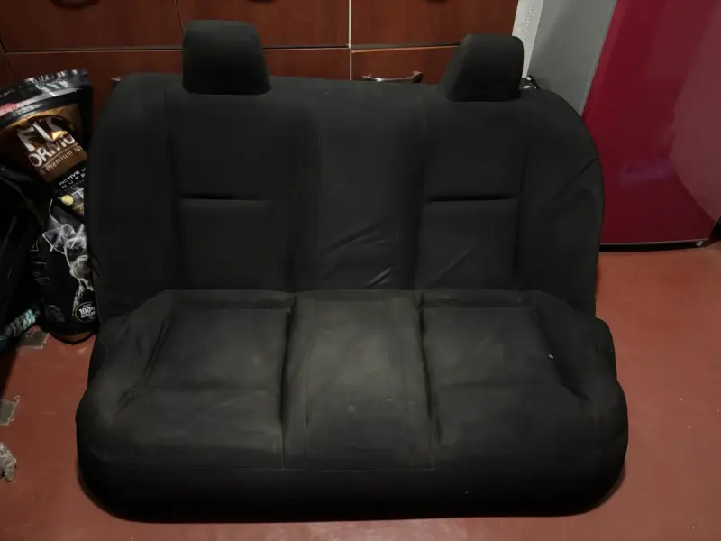 Asiento trasero de auto en buen estado - 1