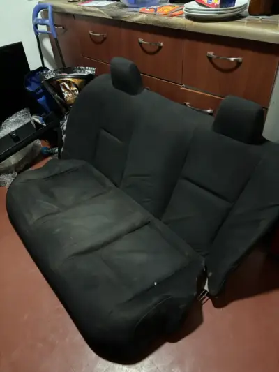 Asiento trasero de auto en buen estado - miniatura 2