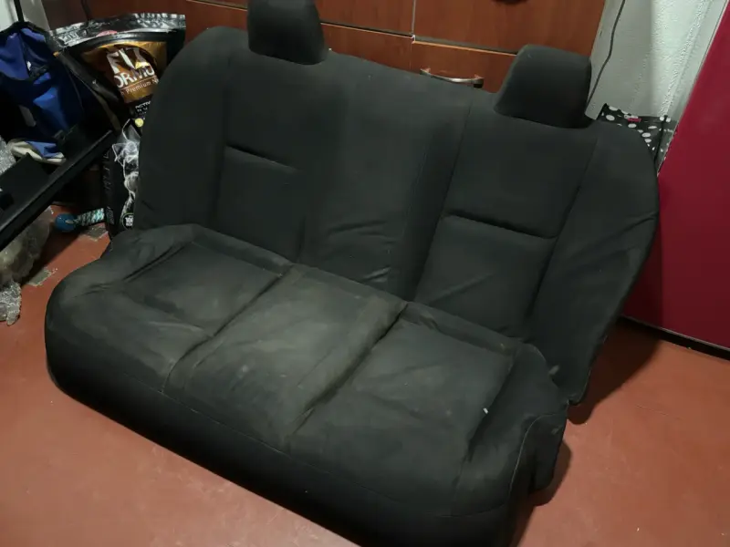 Asiento trasero de auto en buen estado - 3