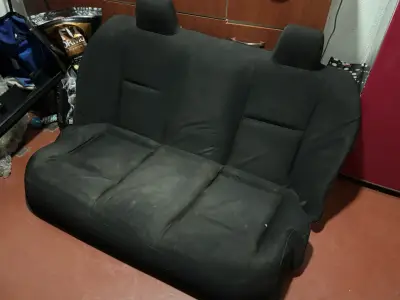 Asiento trasero de auto en buen estado - miniatura 3
