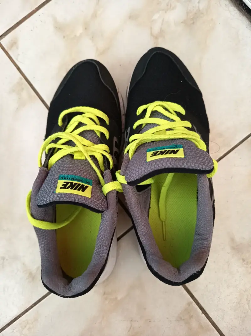 Zapatillas deportivas Nike negras y amarillas - 4