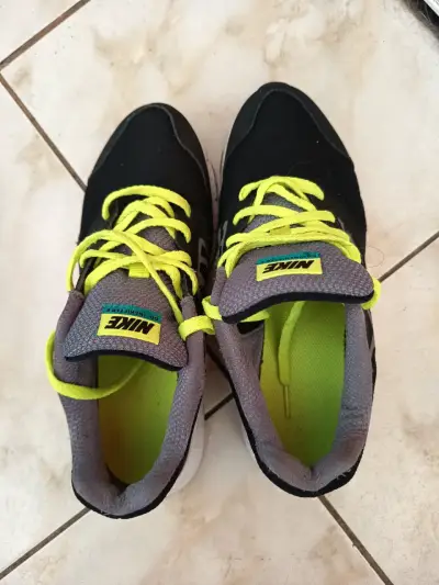 Zapatillas deportivas Nike negras y amarillas - miniatura 4