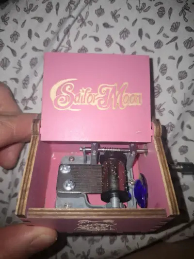 Caja musical de madera temática Sailor Moon - miniatura 6