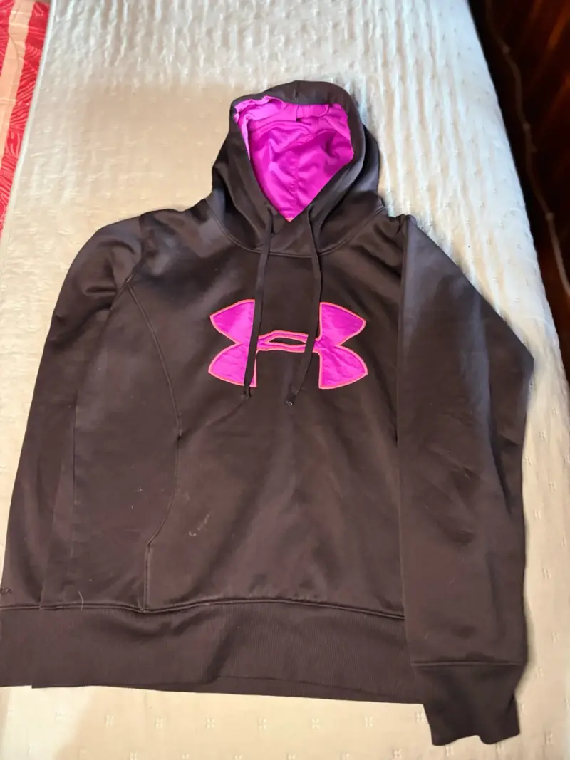 Polerón con capucha Under Armour negro y rosa - 2
