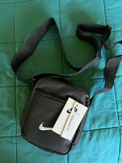 Bolsito Nike negro como nuevo, envío inmediato - miniatura 1